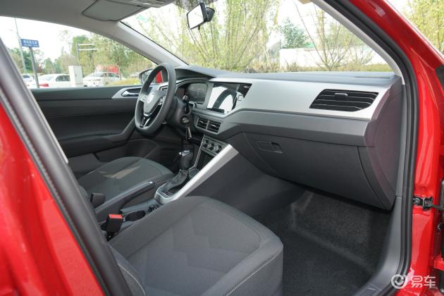 内饰方面,全新一代poloplus也是有了很大的提升,中控台的整体造型比较