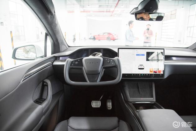 model x后备厢空间表现还可以,旅途出行有大件物品的话,可以放倒后排