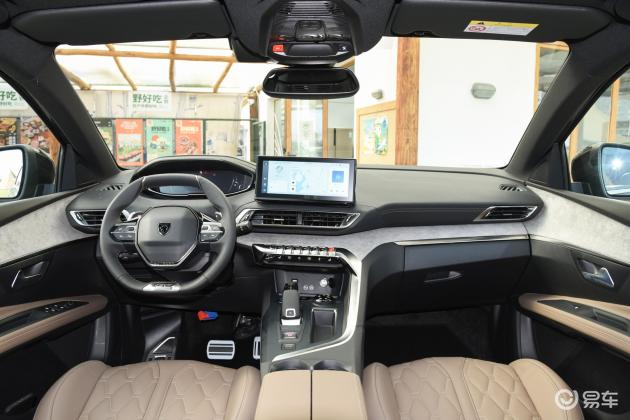 进入车内部,5008的内饰设计则显得非常的简约,中控台的部分区域还是