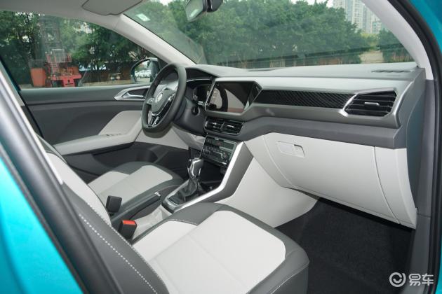 内饰方面,t-cross内饰采用了上汽大众家族式的设计,并使用了一款内饰