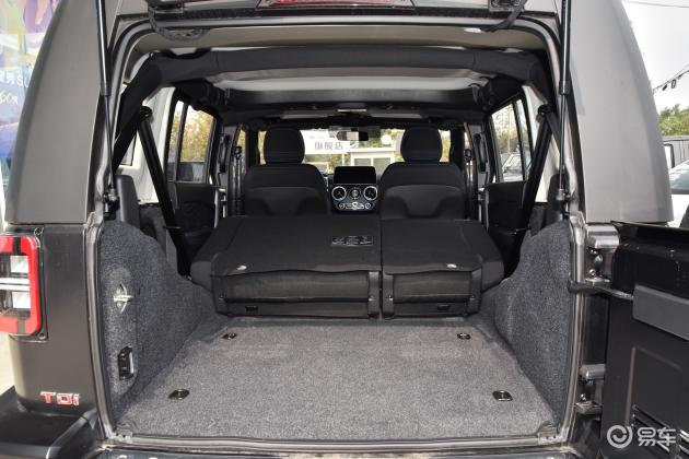 bj40后备厢空间表现还可以,旅途出行有大件物品的话,可以放倒后排座椅