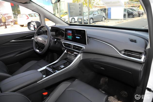 内饰的设计上,上汽大通maxusg50更强调喜爱和喜爱.