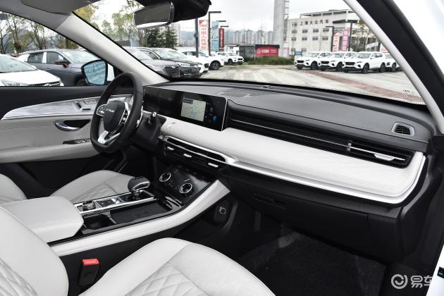 内饰整体上,捷途x70依旧是传统家族风格,整个设计看起来非常好.