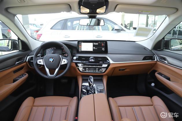 >易车>宝马6系gt多功能方向盘摘要>摘要详情> 内饰整体设计上,宝马6系