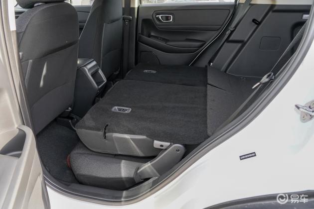 缤智后备厢空间表现还可以,旅途出行有大件物品的话,可以放倒后排座椅