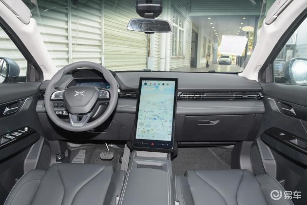 就内饰而言,小鹏汽车g3更精致.新车还配备了小鹏汽车最新样式的12.