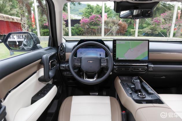 哈弗二代大狗phev空间表现不错,腿部头部空间都挺舒适,带来更好的乘坐