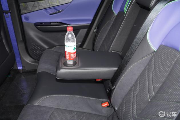 uni-t后备厢空间表现还可以,旅途出行有大件物品的话,可以放倒后排