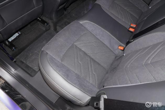 当前位置:>易车>长安uni-t车尾摘要>摘要详情>长安uni-t后排空间不错