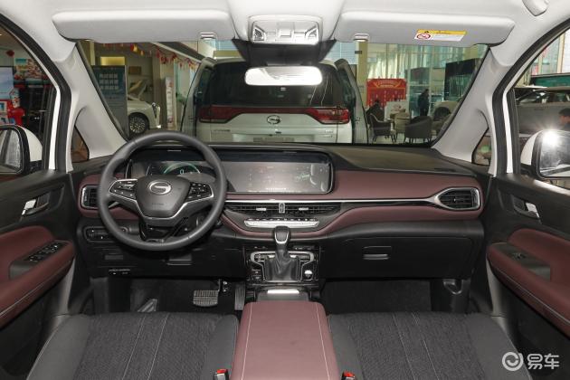 内饰上,传祺gm6依旧是传统家族风格,整个设计看起来非常出色.