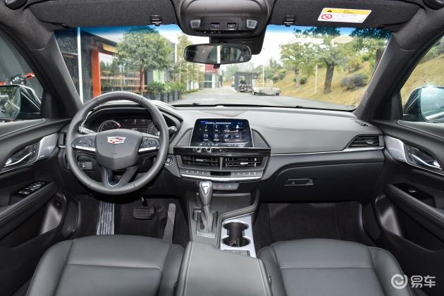 双色的内饰颜色搭配上,凯迪拉克ct4更强调简约和运动风格