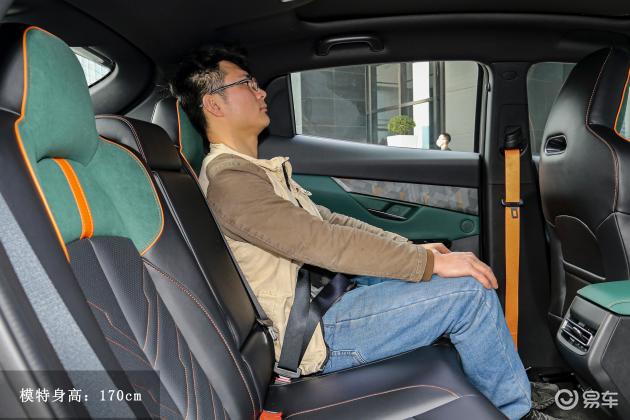 长安uni-t后备厢空间可利用率很高,装载能力也较为出色,后排座椅支持