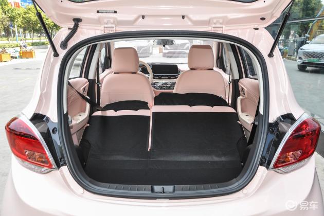 奔奔e-star后备厢空间的表现比较不错,开口大小符合它的定位,一家人的
