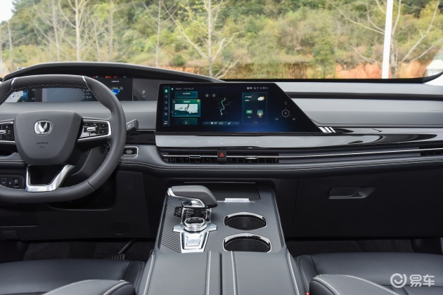 长安uni-k车头采用非常优雅的设计,看上去很有运动气息