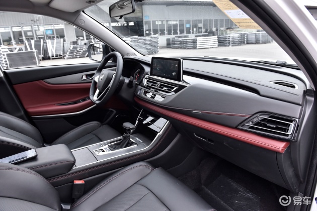 就双色内饰而言,长安cs75更年轻.