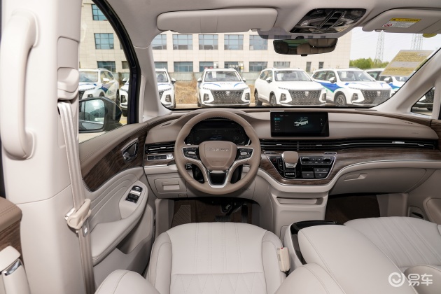 荣威imax8后备厢空间表现还可以,旅途出行有大件物品的话,可以放倒