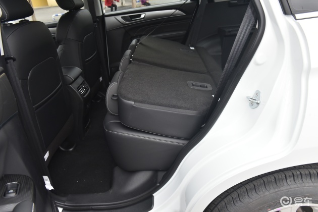 当前位置:>易车>哈弗m6车尾摘要>摘要详情>哈弗m6后排空间还算宽敞