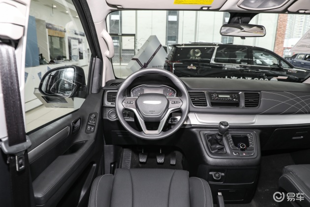 大通g10后备厢空间不错,也能通过放倒后排座椅来扩展储物空间,日常