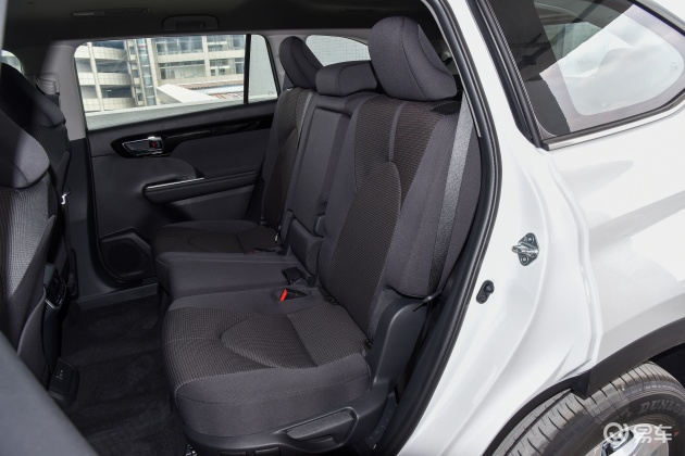 当前位置:>易车>汉兰达车尾摘要>摘要详情>汉兰达后排空间表现中规中