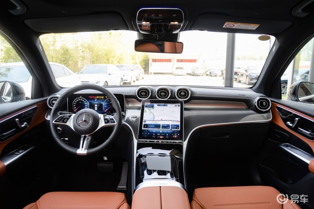 在内饰方面,新款glccoupe保持了现款车型的整体设计,仅在多媒体方面有