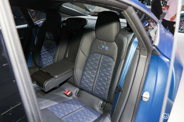 奥迪rs 7后备厢空间表现中规中矩,如果需要装一些较大的物件,后排座椅