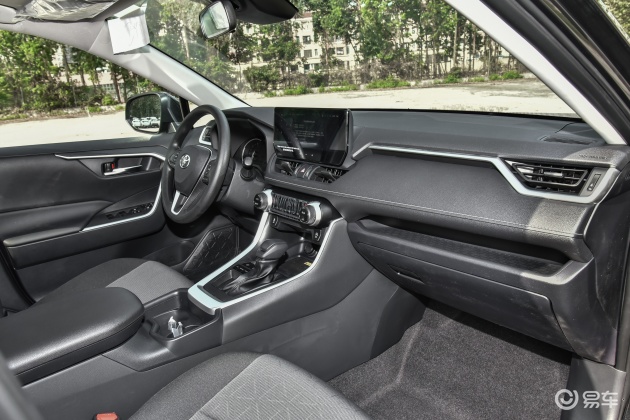 内饰方面,全新rav4荣放的内饰设计与海外版车型保持一致.