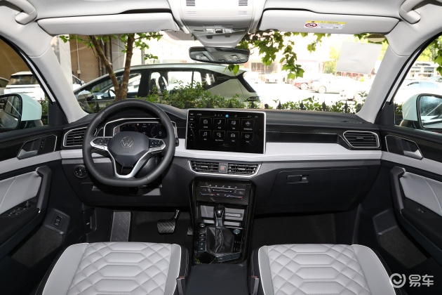 当前位置:>易车>探岳中控台摘要>摘要详情>内饰整体风格上,探岳更强调