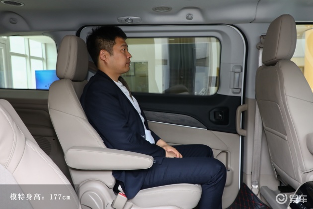 途睿欧空间表现不错,腿部头部空间都挺舒适,带来更好的乘坐感受.