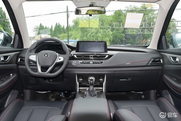 全新长安cs75塑料内饰高级,在车内有家一般的感觉.