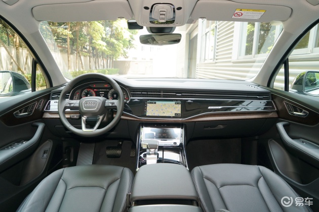 奥迪q7的内饰的布局颇为年轻,视觉效果经典又不失层次感,在相近价位的
