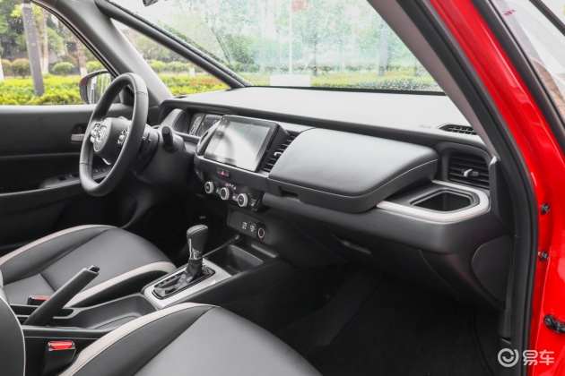 飞度的内饰造型颇为一大亮点,视觉效果简洁又不失层次感,在相近价位的