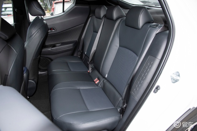 来到丰田c-hr车内,内饰采用了精简的设计,显得十分时尚运动.