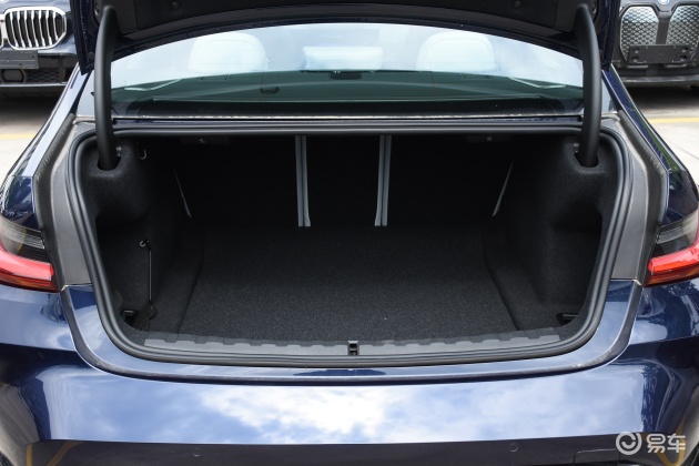 当前位置:>易车>宝马m3车尾摘要>摘要详情>宝马m3后备厢空间的表现