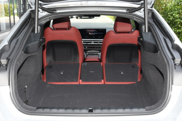 系车身摘要>摘要详情>宝马4系后备厢空间表现还算不错,放倒后排座椅后