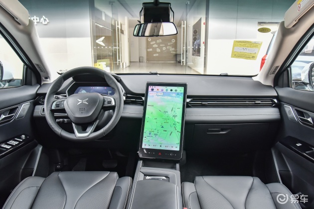 小鹏汽车g3大幅度提升了中控的软皮覆盖面积,提升了整车质感,配备一块