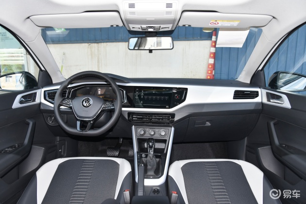 polo的内饰的设计颇为亮眼,视觉效果简约大方又不失层次感,在相近价位