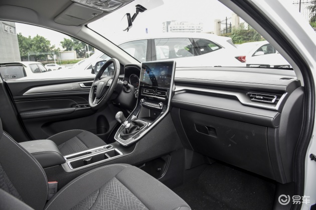 再来看内饰方面,这款全新的哈弗m6内部采用大量的平直线条进行勾勒,再