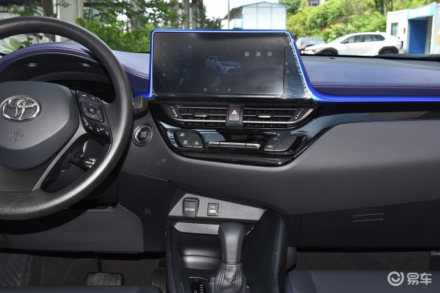 内饰方面,丰田c-hr内饰看起来非常硬派,让人感到很冷峻.