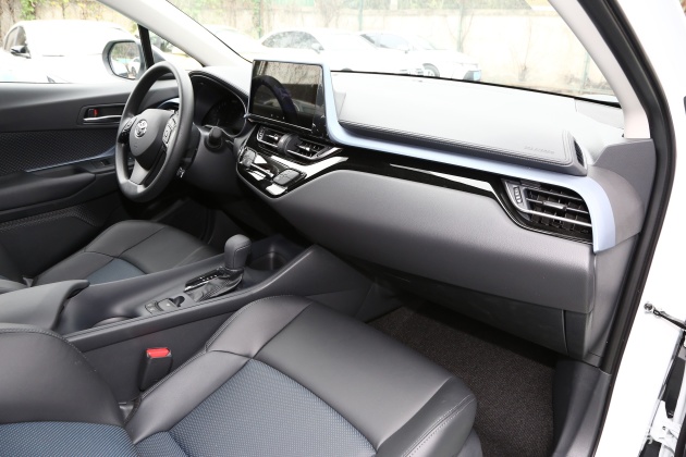 内饰整体方面,新车采用丰田最新设计风格和布局,整体来看非常的精致.