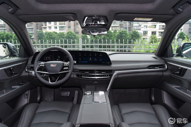 凯迪拉克ct6的内饰设计非常的奢华,采用了三幅式的多功能方向盘,中央