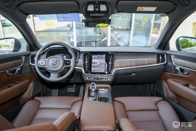 沃尔沃s90在内饰用料上十分扎实,中控台,车门板均使用大量软性材质