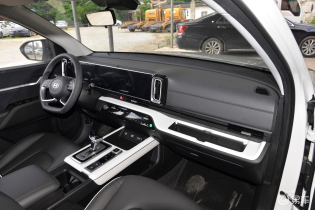 内饰上,2020款现代ix35的中控台造型较为复杂,层次感很强,中控台的