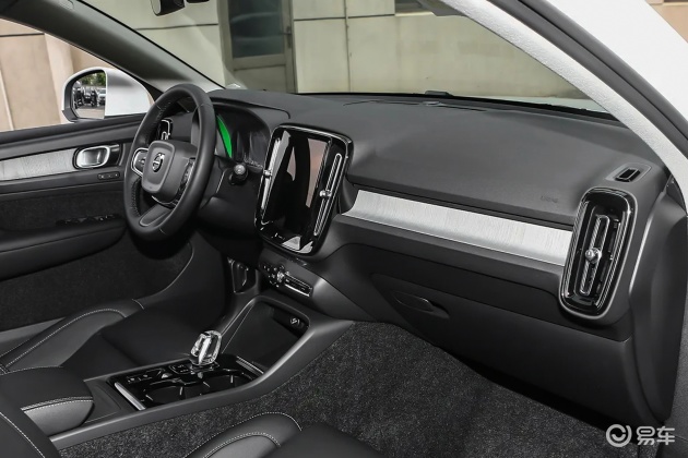 内饰也与燃油版xc40基本相同,整个中控台偏向驾驶员一侧,9.