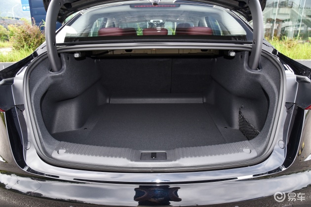 当前位置:>易车>红旗h5车身摘要>摘要详情>红旗h5后备厢空间表现还