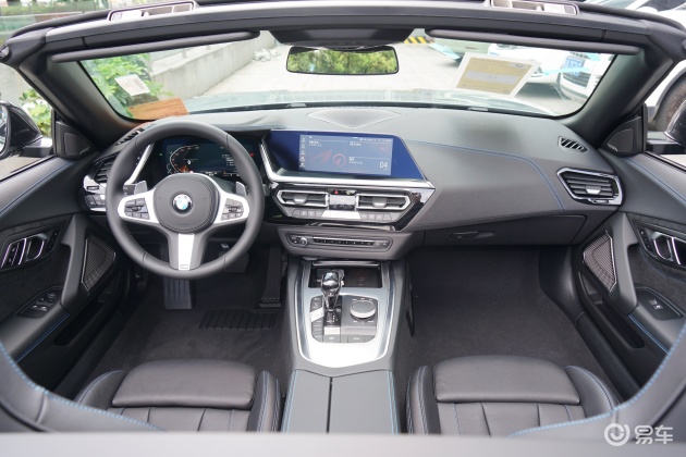 当前位置:>易车>宝马z4多功能方向盘摘要>摘要详情> 内饰方面,新车