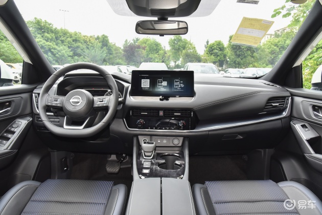 内饰方面,逍客n-tec保留了现款车型的布局设计,包括平底式多功能方向