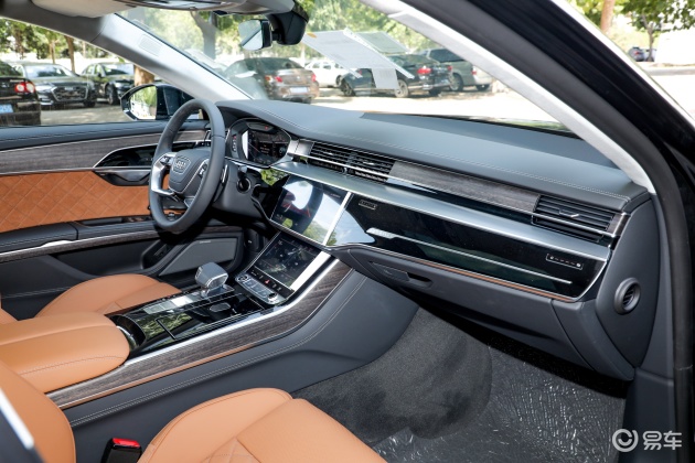 内饰风格上,奥迪a8l更强调大气和奢华.