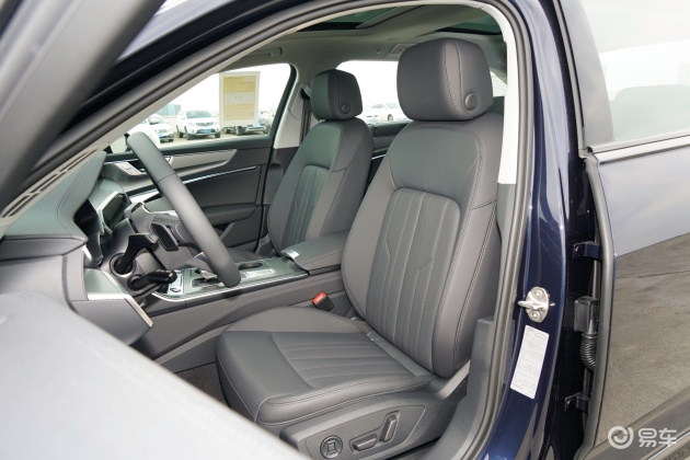 当前位置:>易车>奥迪a6车尾摘要>摘要详情>坐进车内,奥迪a6内饰采用了