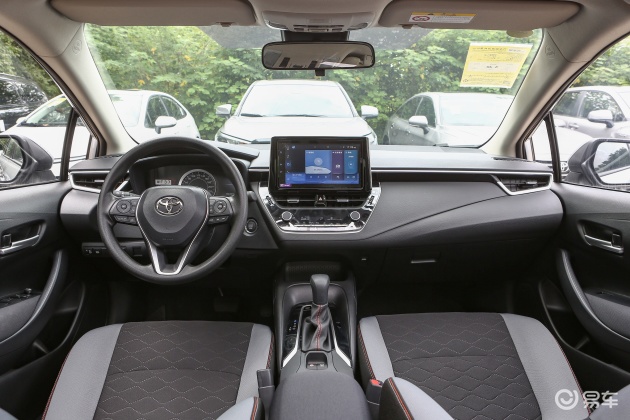 全新卡罗拉的内饰风格相当有质感,整体布局简约而不简单,中控台上部和