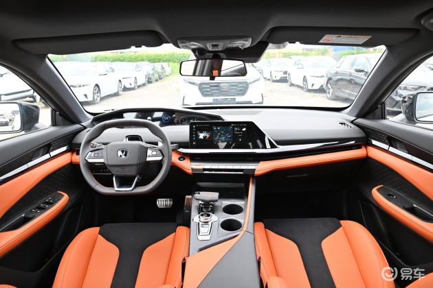 当前位置:>易车>长安uni-v车头摘要>摘要详情>内饰方面,内饰看上去